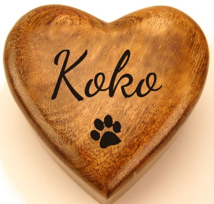 Script name with a paw engraved on a mango wood heart urn